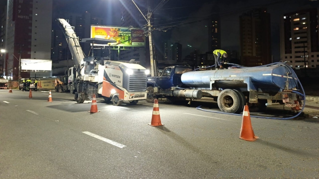 homens trabalhando na requalificação asfáltica durante a noite